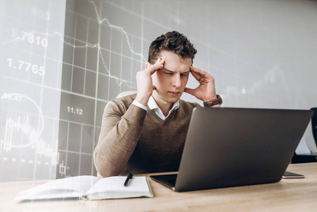 集中的吸烟人的思考图片