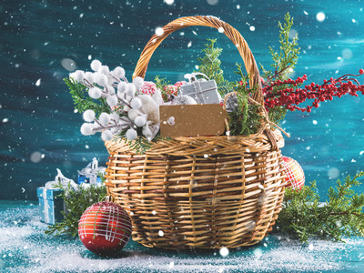 圣诞贺卡与篮子和装饰