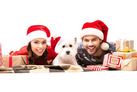 年轻夫妇与狗和圣诞节礼物图片