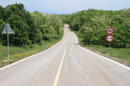 绕组乡村道路的速度限制标志