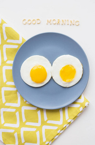 盘子里的两个漂亮的鸡蛋