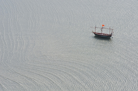寂寞的钓鱼船在海中