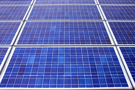 太阳能电池板填满整个框架