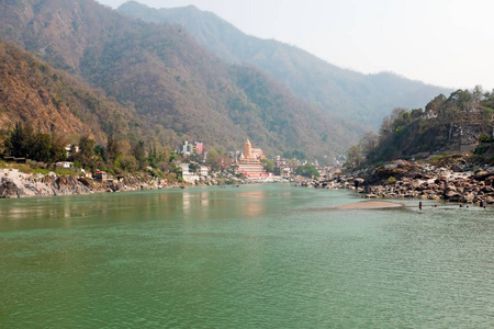 在印度拉克斯曼 Jhula 附近的恒河畔