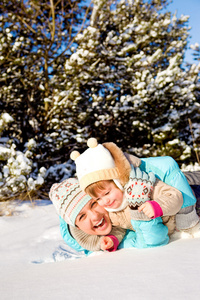 母亲与孩子在雪地里