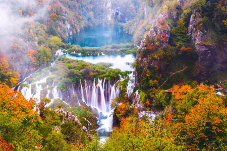 美丽的瀑布秋天在十六国家公园, 克罗地亚