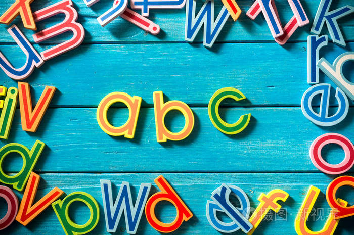 在蓝色背景上关闭 "abc" 字母表的排列.学前教育,教育理念或其他内容.