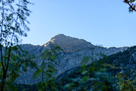 斯洛伐克喀尔巴阡山在秋季。晴朗的山顶在总和