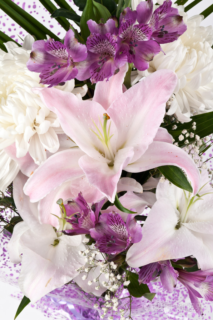 百合和菊花的花束