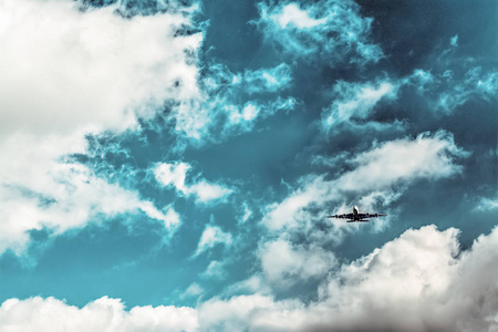 在多云的天空上飞行的飞机