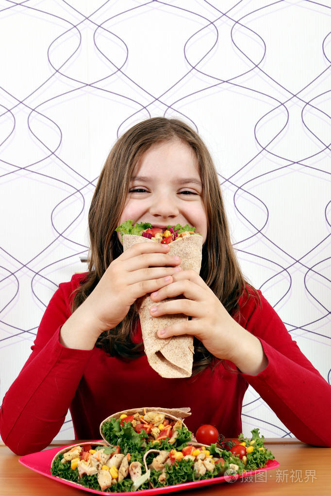 饥饿的小女孩吃玉米煎饼快餐
