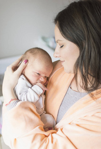 怀里抱着一个初生婴儿的女人