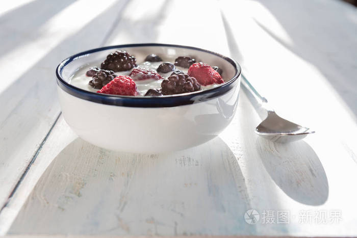 新鲜蓝莓健康自制酸奶