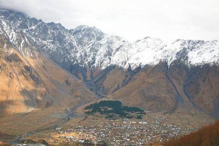 Kazbek 是高加索地区主要山脉之一, 位于佐治亚州卡兹别吉区