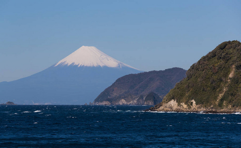 从静冈县伊豆市看冬季的富士山和日本海