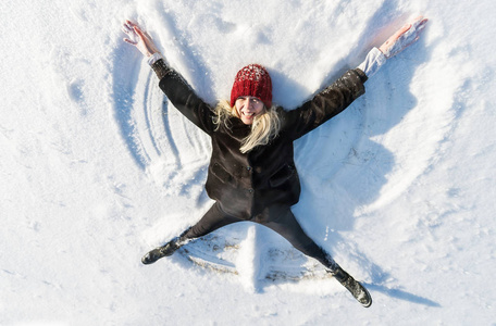 高视角的快乐女人躺在雪地上