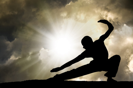 中国元宵节元宵节圣诞老人棚拍节日身穿红色旗袍的年轻女人吃元宵中国