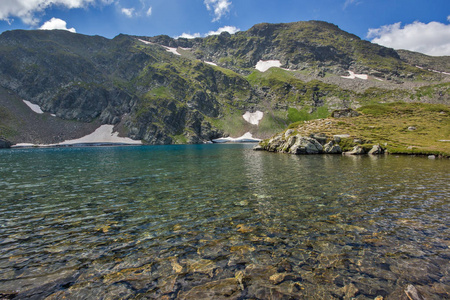 惊人的景观的眼睛湖，七个里拉湖泊 保加利亚