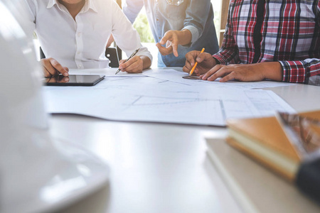 会议与巴勒斯坦机构工作的工程师的蓝图的建筑设计师照片