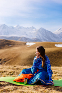 一个年轻的女孩沿着高加索山脊旅行, 享受天气和清新的空气