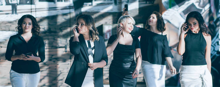 妇女团结合作企业电话概念图片