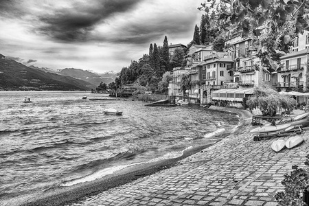 Varenna 的风景如画的村庄在科莫湖, 意大利