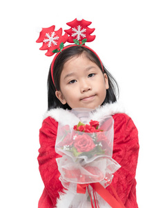 可爱的女孩在圣诞老人西装捧着玫瑰花束