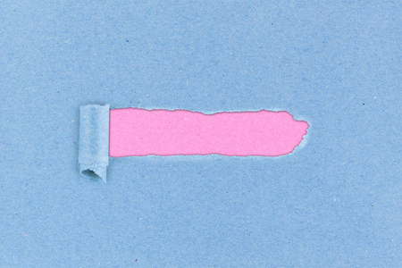 在蓝色纸商业空白全景设计图案背景粉红色的撕开孔