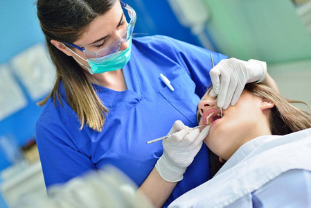 人, 医学, 口腔和保健概念快乐女牙医检查患者的女孩牙齿