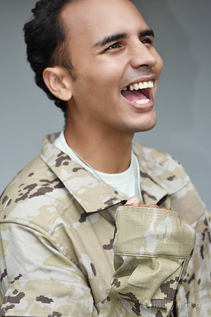 拉丁裔男性士兵想知道