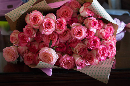 情人节或母亲节的粉红色玫瑰。自然光, 选拔