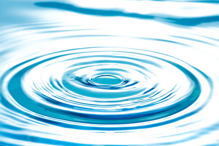 水的飞溅水滴泛着涟漪，抽象的蓝色波浪