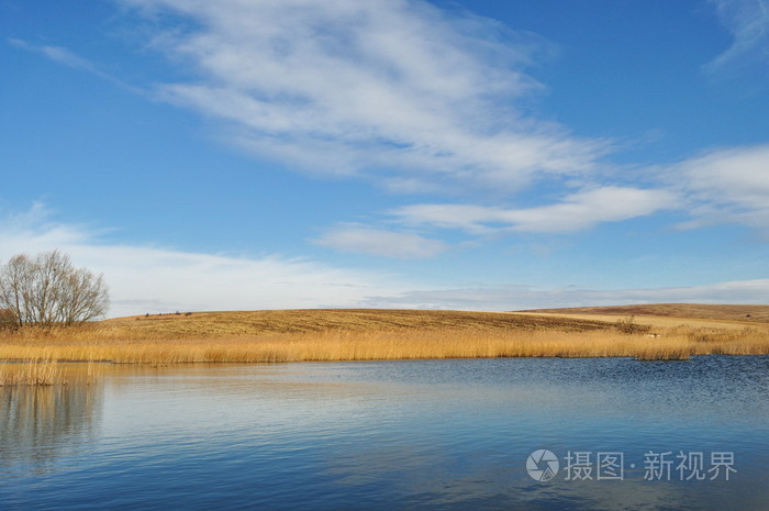 山上的湖