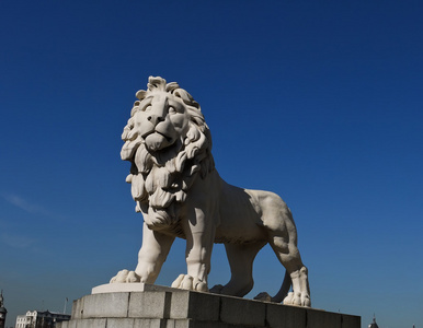 伦敦守护的白狮雕像