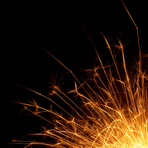  旧> 俚>电工,无线电通讯员 火花( spark的名词复数 ) (指品质或感情)