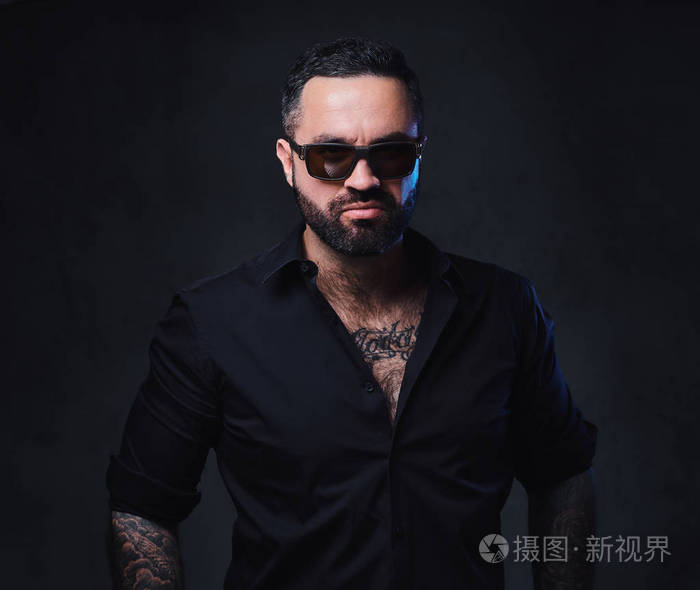 在太阳镜的胡子的男