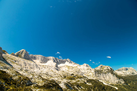 在一个夏日的山峰