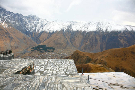 Kazbek 是高加索地区主要山脉之一, 位于佐治亚州卡兹别吉区