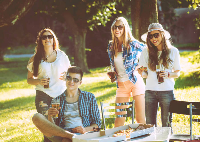 快乐的高加索朋友在公园野餐.微笑和交谈