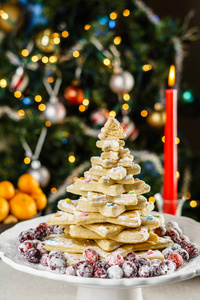 新鲜出炉的圣诞树形状饼干在一个模糊的背景表
