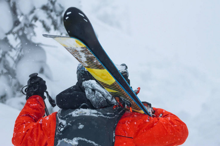 在山上举行滑雪的肖像年轻男子滑雪护目镜