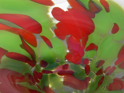 玻璃碗上的绿色和红色装饰