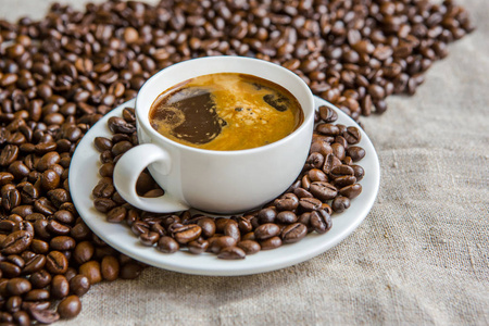 一杯热咖啡桌上。早晨喝咖啡。咖啡豆的组成