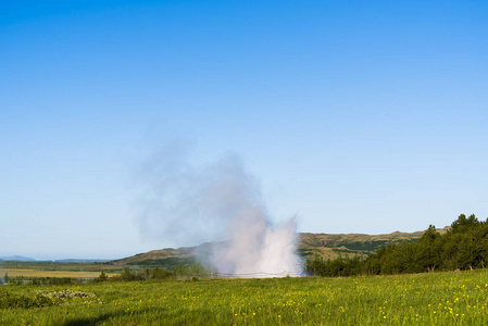 Strokkur 间歇泉的喷发在冰岛