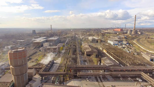工业钢厂的鸟瞰图。空中的钢厂。飞越烟钢厂管道。环境的污染。吸烟