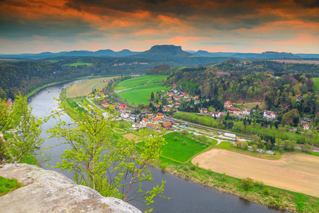 美妙的春天全景与 Elbe 河, 德累斯顿, 撒克逊瑞士, 德国