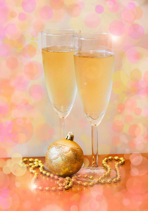 香槟和金色圣诞球的眼镜。选择性的焦点