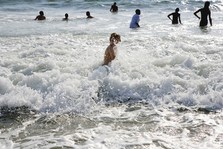 男孩在雷东多海滩享受海浪