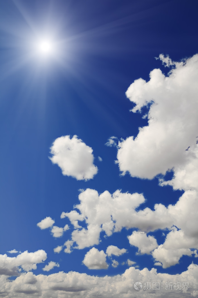 阳光明媚的天空.