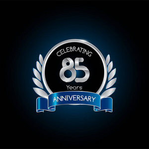 85年银色周年纪念庆祝标志与蓝色丝带, 媒介例证在黑暗的背景